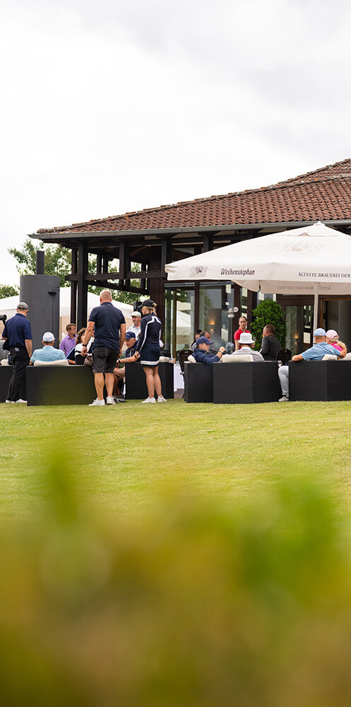 bmw wernecke golf cup event 2025 Lounge mit Event-Teilnehmern auf dem Golf Cup Event von BMW Wernecke