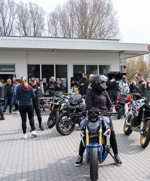 bmw wernecke saisonbeginn fuer motorraeder Versammlung von Motorrädern bei BMW Wernecke zur Saisonbeginn Veranstaltung