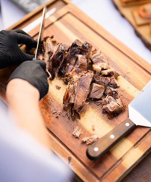catering bmw wernecke golf cup Anschnitt von gegartem Fleisch durch das Catering auf dem Golf Cup Event von BMW Wernecke