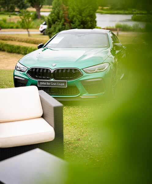 gruener bmw golf cup motzener see Grüner BMW und Lounge im Vordergrund auf einem Golf Cup Event von BMW Wernecke