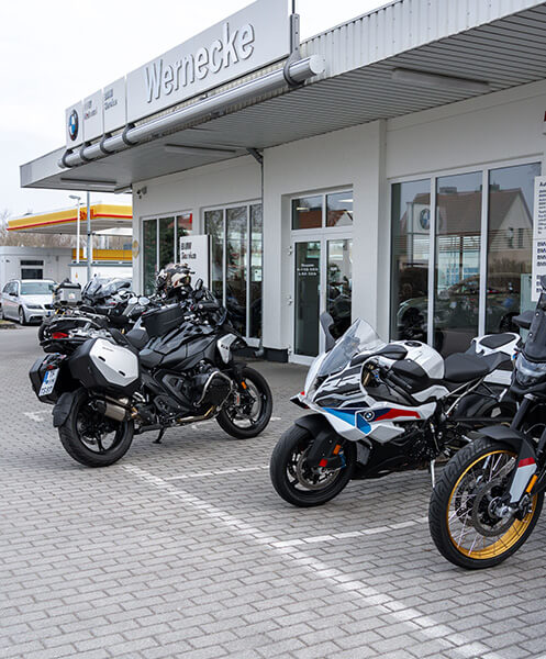 motorrad fruehling kick off bmw wernecke BMW Wernecke Filiale von außen öffnet die Türen für das Motorrad Event zum Saisonstart 2025