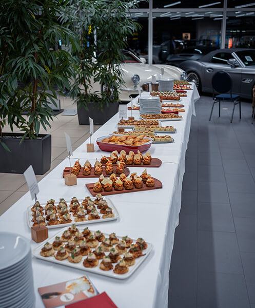 verpflegung veranstaltungsabend wirtschaft bmw wernecke Catering mit verschiedenen Finger-Foods auf der Wirtschaftsabend-Veranstaltung von BMW Wernecke